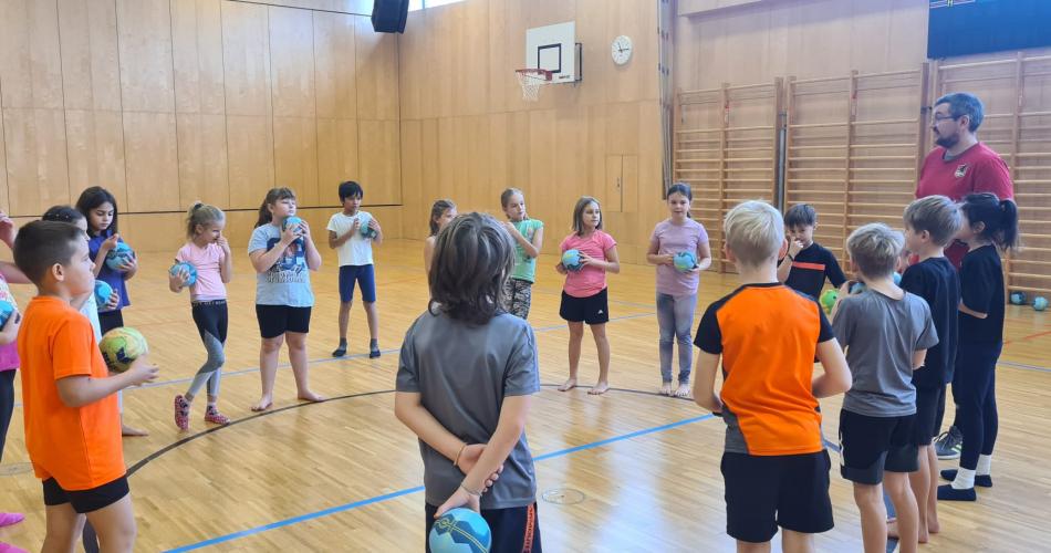 Handballtraining im Turnunterricht